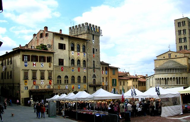 Foto 249 Arezzo - Piazza grande.jpg